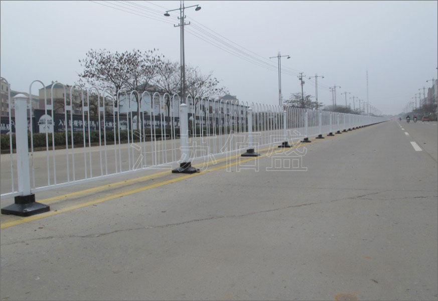 道路护栏的设计应考虑哪些因素