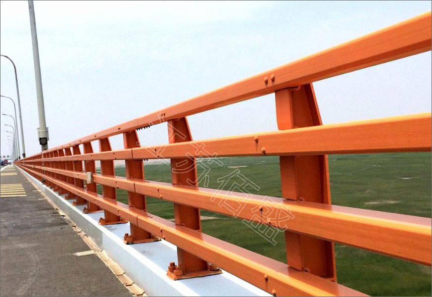 道路上是否设道路花箱护栏？