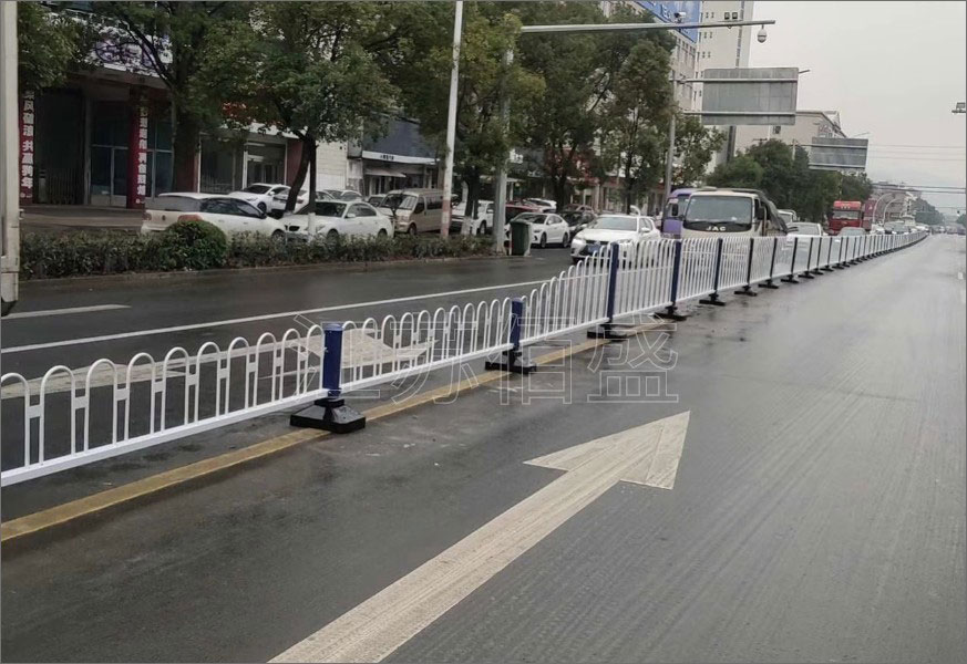 桥梁护栏在使用中要远离酸和碱