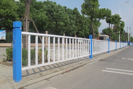 道路上是否设道路花箱护栏？