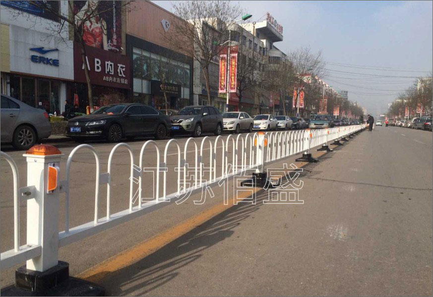 道路上是否设道路花箱护栏？