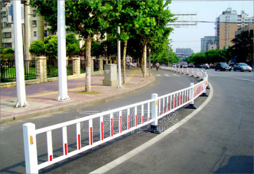 道路护栏生产厂家分享道路护栏的性能优势