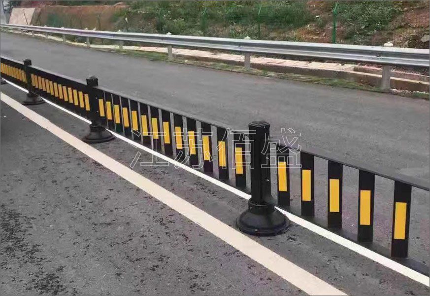 道路护栏生产厂家分享道路护栏的性能优势